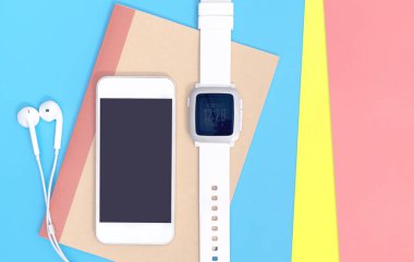 Blu üzerinde akıllı saat gadget'lar ile boş cep telefonu