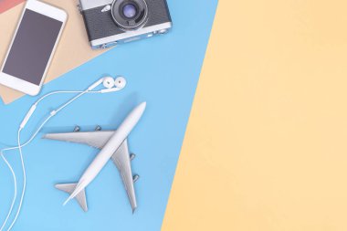 Blu üzerinde iş seyahati için üst görünüm gadget'lar ve nesnelerseyahat