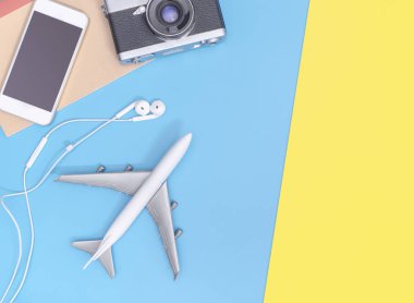 Blu üzerinde iş seyahati için üst görünüm gadget'lar ve nesnelerseyahat