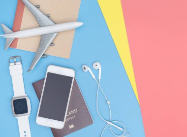 Blu üzerinde iş seyahati için üst görünüm gadget'lar ve nesnelerseyahat