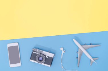 Merhaba teknoloji seyahat gadget ve aksesuarları mavi sarı kopyalama alanı 