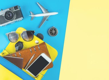 Kadınlar mavi bir çantadan çıkan eşyalar ile seyahat ederler.