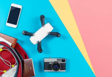 Backpacker turistik seyahat gadget'lar ve d ile Sırt Çantası nesneleri