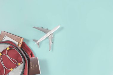 Hava uçağı te bir gezgin sırt çantası aksesuarları dışarı uçuyor