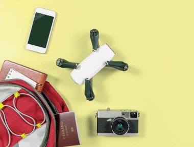 Sarı kopya alanı üzerinde seyahat aksesuarları ile Traveler Sırt Çantası