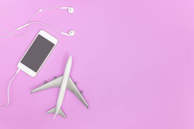 pembe kopya alanı üzerinde seyahat konsepti ile boş cep telefonu