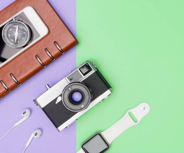 Seyahat gadget'lar ve nesneleri yeşil mor kopyalama alanı