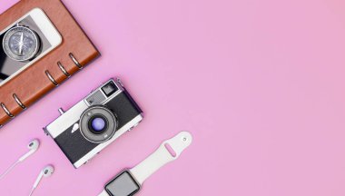 Pembe kopya alanında seyahat araçları ve nesneleri