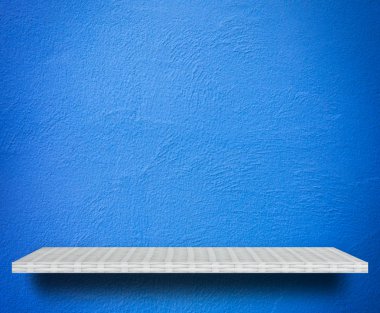 Ürün ekranı için mavi arka plan üzerinde boş beyaz raf