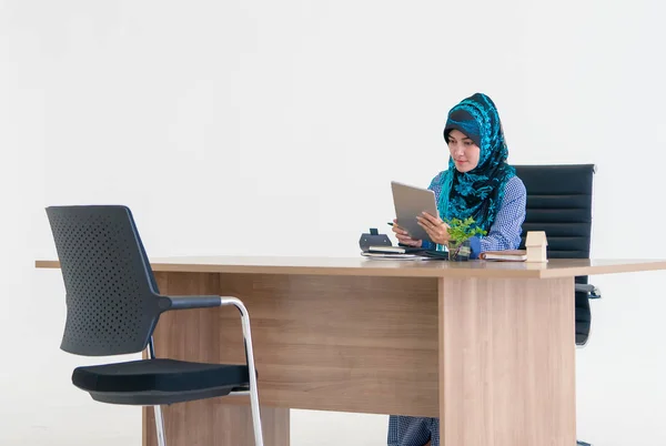 사무실 테이블에 디지털 태블릿을 사용 하는 무슬림 여자 — 스톡 사진