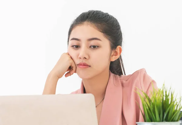 Mujer de negocios asiática infeliz en blanco retrato oficina de negocios —  Fotos de Stock