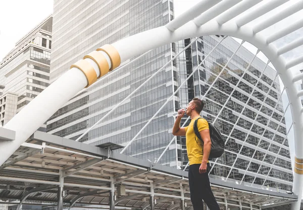 Gezgin turist modern şehirde içiyor