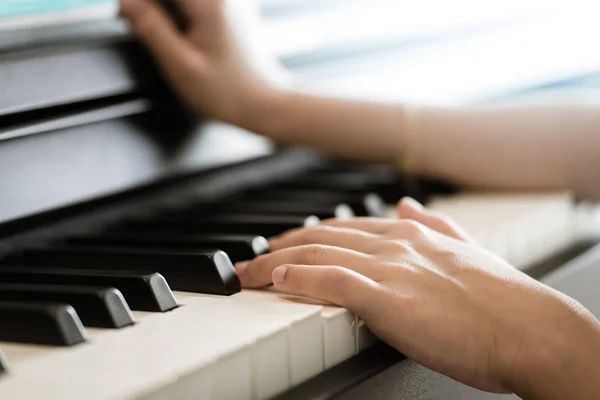 Enfant Lecture à la main Musique clavier piano électrique — Photo