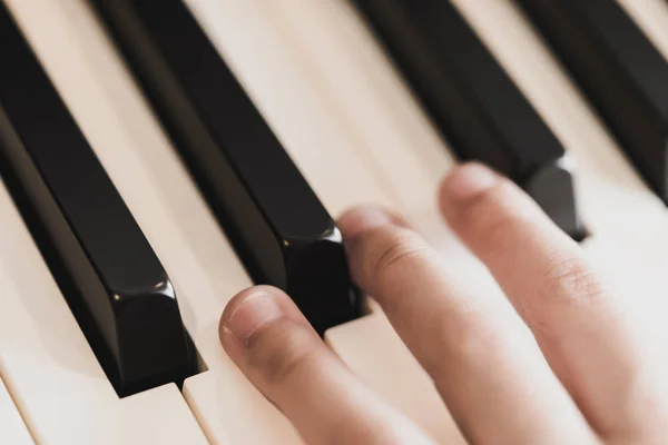 Les mains des enfants sur les touches du piano jouant sur les touches du piano — Photo