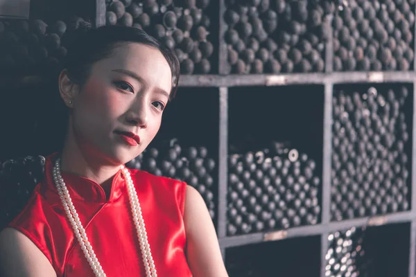 Mujer china en una tienda industrial de varilla de metal de acero —  Fotos de Stock