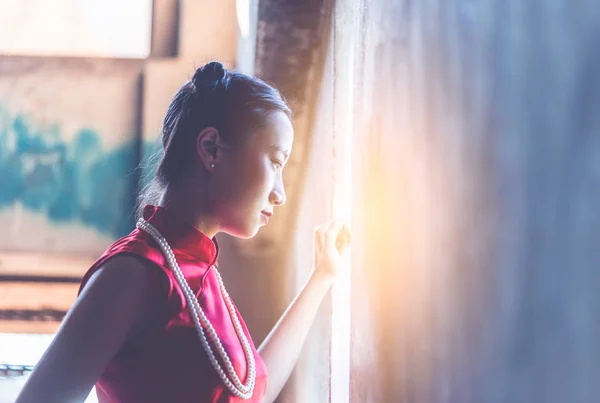 Самотня Китайська жінка дивиться світло на вікна дотепність — стокове фото