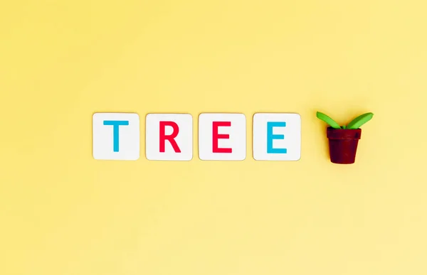 Guardar Carta de Árbol con pequeño árbol de plantas para el Día de la Ecología y la Tierra —  Fotos de Stock
