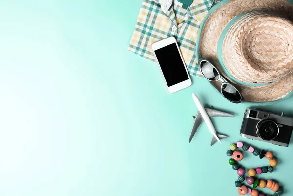 Moda de viaje de verano y accesorios sobre fondo azul azulado — Foto de Stock