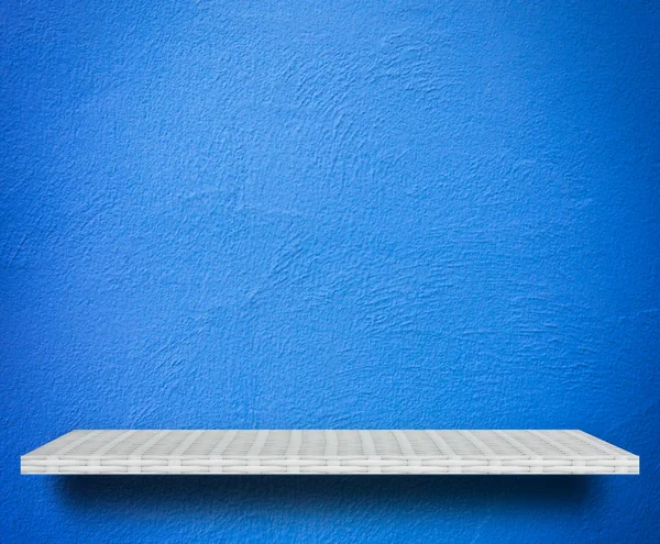 Ürün ekranı için mavi arka plan üzerinde boş beyaz raf