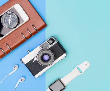 Gadget'lar ve nesneleri mavi kopya alanı üzerinde seyahat