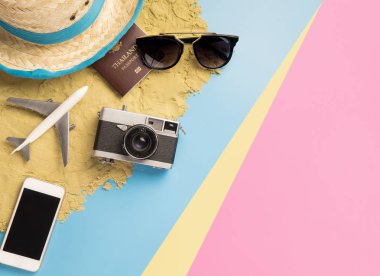 Kum Yaz Tatili seyahat aksesuarları ve Kum üzerinde moda ve