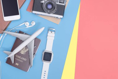 mavi sarı pembe arka plan wi seyahat nesneleri ve aksesuarları