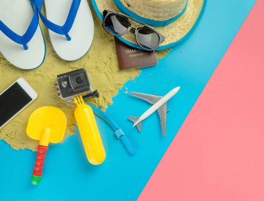 Mavi pembe kopya alanı üzerinde çocuklar için Yaz Seyahat Moda