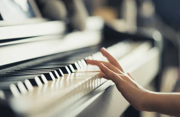 Kid Hand Tastiera musicale per il concetto di musica — Foto Stock