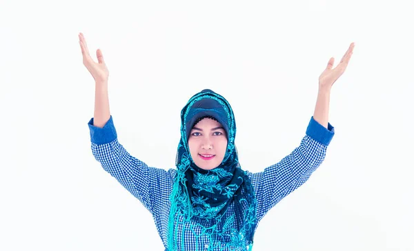 Islam musulmano donna con hijab mettendo la mano in alto — Foto Stock