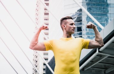 sarı gömlek kasları ile yakışıklı güçlü atletik adam