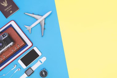 pa ile mavi sarı arka plan üzerinde seyahat nesneleri ve aksesuarları