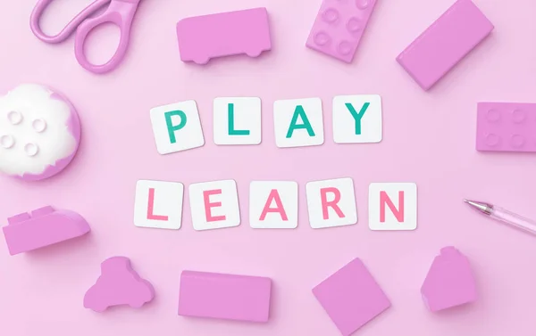 Speel en leer met speelgoed en voorwerpen voor Kinder educatie concept — Stockfoto