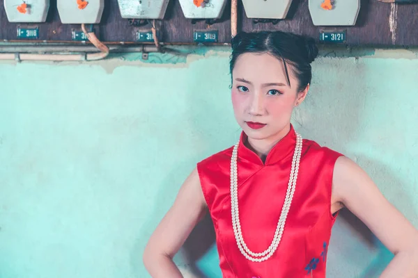 Mujer china en verde grunge industria fondo —  Fotos de Stock