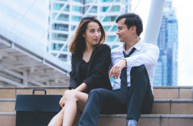 İş adamı ile Ofis kadın açık konuşuyor