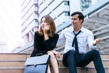 Ofis sevgilisi çift açık şehirde tartışma sorunu yaşıyor