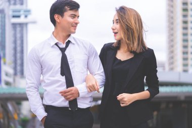 Ofis sevgilisi çift modern bir şehir trensi birlikte yürüyor