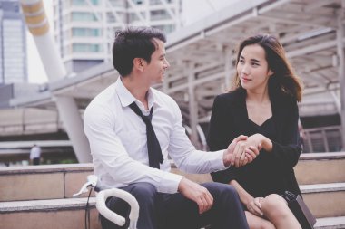 İş adamı ile Ofis kadın açık konuşuyor