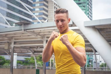 Güçlü Spor adam açık dövüş sanatı boks tarzı eğitim