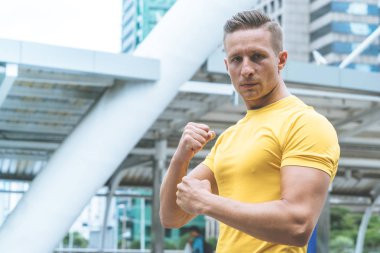 Güçlü Spor adam açık dövüş sanatı boks tarzı eğitim