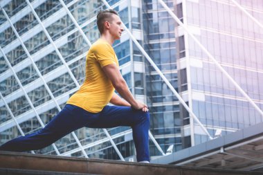 Spor fitness adam modern şehir sabah streching olduğunu
