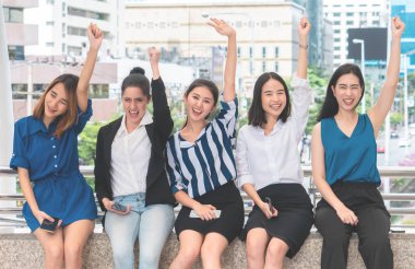 Ofis çalışanları iş kadını arkadaş takım çalışması kutluyor