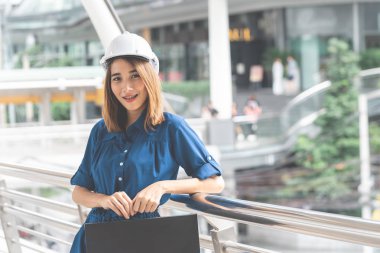 Genç mühendis kadın modern bir şehirde stading olduğunu