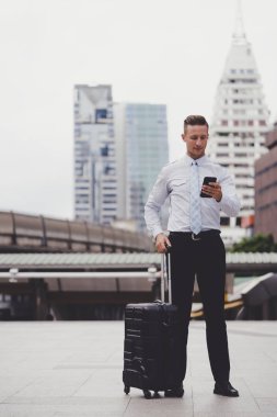 İş kadını cep telefonu haritasından yön arıyor