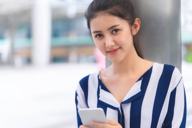 Açık telefon kullanarak Çekici kadın Portresi