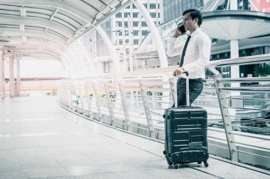 Tren istasyonunda bagajı olan iş adamı gezgini