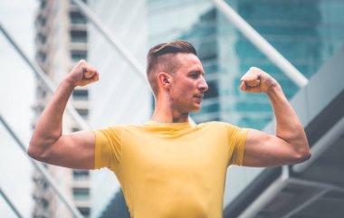 sarı gömlek kasları ile yakışıklı güçlü atletik adam 