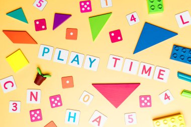 Çocuk eğitimi için oyuncak ve nesnelerle oyun zamanı kavramı