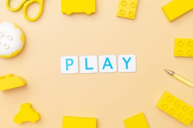 Sarı üzerinde çocuk eğitimi kavramı için oyuncak ve nesnelerle oynayın