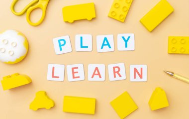 Çocuk eğitimi konsepti için oyuncak ve nesnelerle oynayın ve öğrenin 