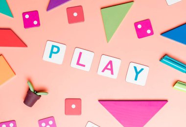 Çocuk eğitimi konsepti için oyuncak ve nesnelerle oyun konsepti